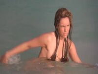 Los Melones De Kelly Brook Gif - Babe Notices She Just Got Cummed On And Ignores It Like A Bozz Gif